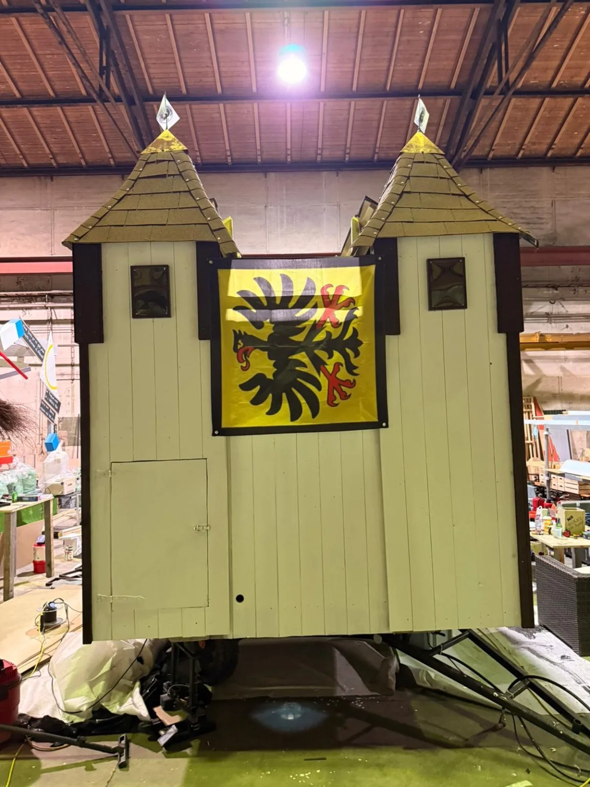Das Wappen als Blickfang an der Stirnseite.