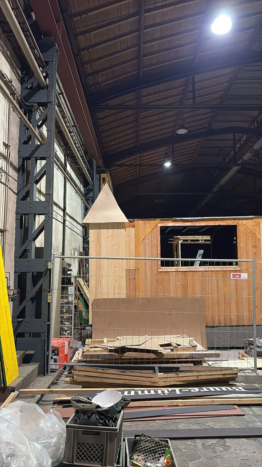 Der neue Holzaufbau entsteht in der Halle.