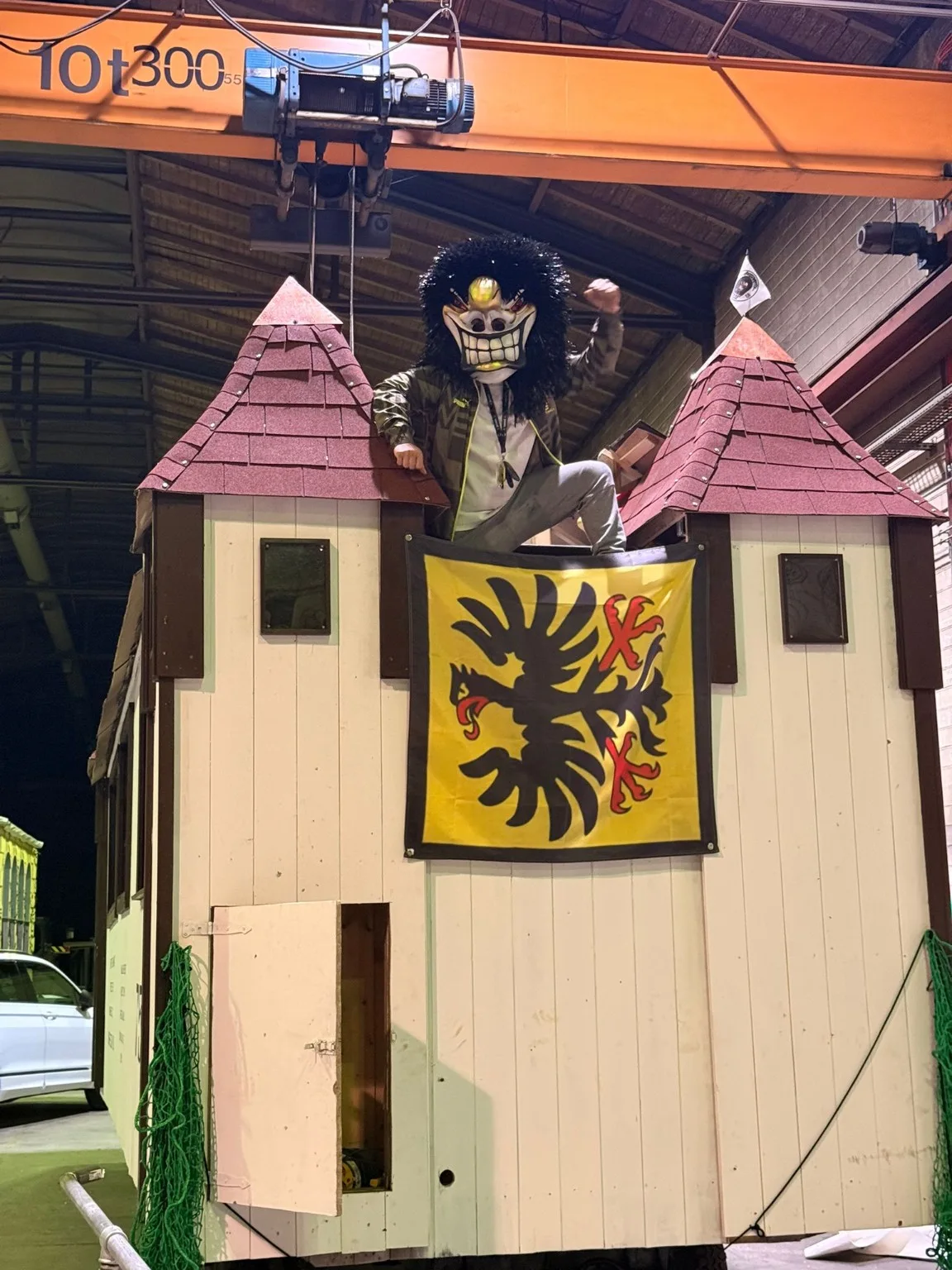 Unsere Waggis am fertig gestalteten Wagen.