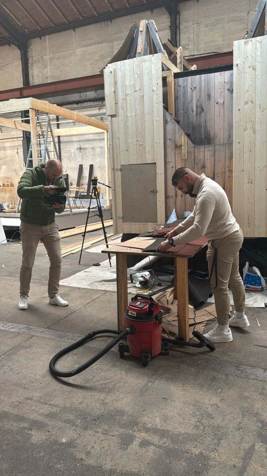 Handarbeit an den Bauteilen.